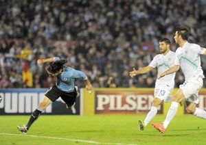 ادینسون کاوانی|ضربه سر ادینسون کاوانی به سمت دروازه اروگوئه.