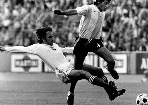 جام جهانی 1974|جام جهانی 1974 آلمان، لهستان 3 – آرژانتین 2، زبیگنیف گوت (لهستان، چپ) و آگوستین بالبوئنا (آرژانتین)