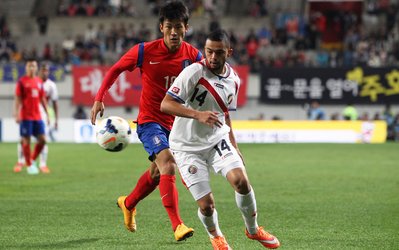 اقدام عجیب بازیکن تیم ملی کره در حین مصاحبه با خبرنگاران