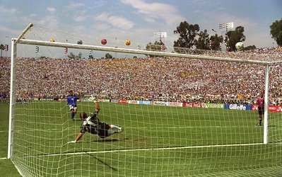 جام جهانی 2014 / 100 لحظه جذاب تاریخ جام جهانی (21_ در جام جهانی 1994 روبرتو باجو پنالتی خود را از دست داد و برزیل قهرمان شد.)