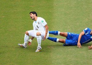 لوئیس آلبرتو سوار|خطای جورجیو کیلینی به روی مهاجم گلزن اروگوئه لوئیس سوارز.