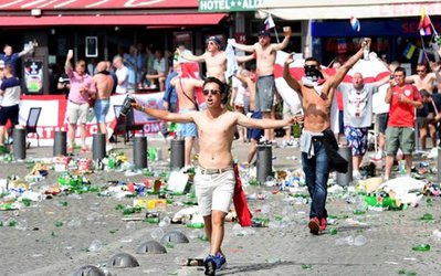 تصاویر دلخراش خشونت هولیگانی / چه بلایی سر این انگلیسی‌های عشق فوتبال آمده است؟