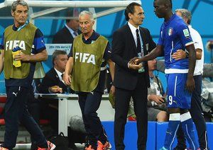 ماریو باروواه بالوتلی - چزاره پراندلي|لحظه تعویض شدن ماریو بالوتلی در بازی مقابل تیم ملی انگلستان .