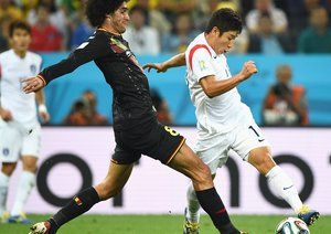 مروان فلااینی|تقابل مروان فلااینی ، بازیکن تیم ملی بلژیک بازیکن کره بر سر گرفتن توپ.