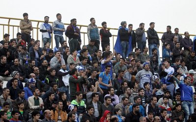 حاشیه‌های گسترش فولاد - استقلال تهران / حضور هواداران تراکتور با پیراهن قرمز و خوش‌و بش کمالوند و کرار/مدل موی منشوری پیمنتا!