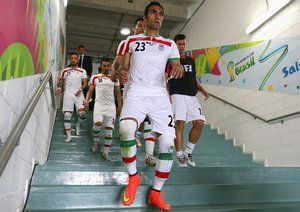 مهرداد پولادی|مهرداد پولادی در حال خارج شدن از تونل ورزشگاه.