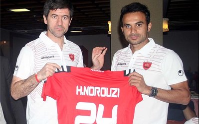 باقری بازوبند کاپیتانی و پیراهن شماره 24 پرسپولیس را به نوروزی اهدا کرد