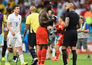 روملو لوکاکو - تیم هاوارد|خوش و بش روملو لوکاکو از بلژیک با سنگربان آمریکا ، تیم هاوارد .