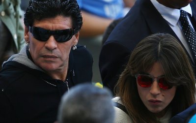 تشویق مارادونا و کنایه به پله