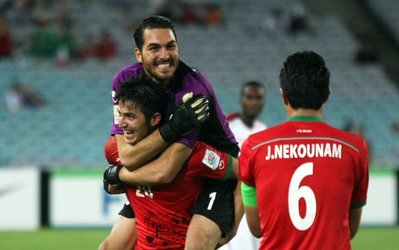 گزارش روز | آویزان از بام شرق، آویزان از بام غرب... حسرت می‌خوریم!