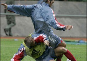 گالری تصاویر علی کریمی|علی کریمی بازیکن سابق بایرن مونیخ و مرد سال آسیا در سال 2004