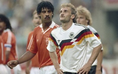 جام جهانی 2014 / 100 لحظه جذاب تاریخ جام جهانی (33_فرانک رایکارد به سمت رودی فولر آب دهان پرتاب کرد.)