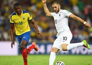 کریم بنزما - کاستیلو|تقابل کاستیلو، بازیکن اکوادور در مقابل کریم بنزما.