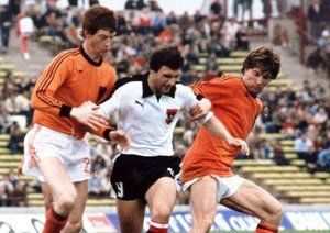 جان جهانی 1978|مهاجم مجار، یوهان کرانکل، تحت فشار بازیکنان هلندی، رود کرول (راست) و ارنی براندتس توپ را از دست می دهد، 14 ژوئن 1978، در کوردوبا، در دیدار مرحله ی نهایی جام جهانی میان تیم ها هلند و لهستان. براندتس گل نخست و تساوی بخش تیمش را به ثمر می رساند، تا هلند در نهایت بازی را 5-1 ببرد.