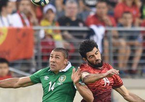 لوییس نتو|تلاش لوییز نتو برای زدن توپ با سر .