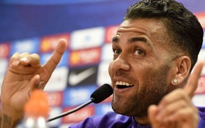 آلوز: یک پا و نیمی از بدنم بیرون از باشگاه است