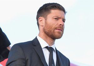 ژابی آلونسو|ژابی آلونسو از باشگاه رئال مادرید همراه با سایر هم تیمی های خود برای دیدار فینال لیگ قهرمانان اروپا برابر اتلتیکو مادرید، در فرودگاه لیسبون از هواپیما پیاده می شود.