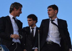 فابیو کوئنترائو|فابیو کوئنترائو و ایکر کاسیاس از باشگاه رئال مادرید همراه با سایر هم تیمی های خود برای دیدار فینال لیگ قهرمانان اروپا برابر اتلتیکو مادرید، در فرودگاه لیسبون از هواپیما پیاده می شوند.