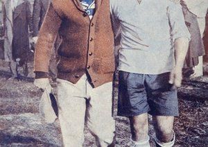 جام جهانی 1930|آنسلمو پلگرین، پس از پیروزی تیم ملی اروگوئه در فینال برابر آرژانتین، به مهاجم اروگوئه، هکتور کاسترو (سمت راست) تبریک می گوید. ورزشگاه سنتناریو در مونته ویدئو، 30 جولای 1930.