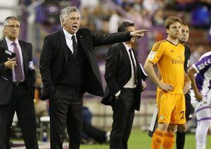 کارلو آنچلوتی|صحبت های کارلو آنجلوتی از کنار زمین با بازیکنان تیمش