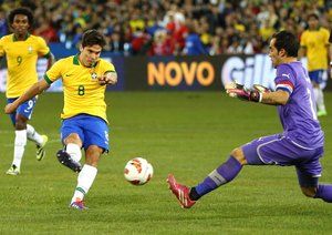 برزیل ۲-۱ شیلی/بازی دوستانه|برزیل با گل های هالک و روبینیو از سد شیلی گذشت...