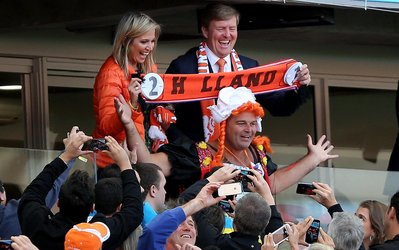 پادشاه و ملکه به هلندی‌ها در رختکن تبریک گفتند + عکس