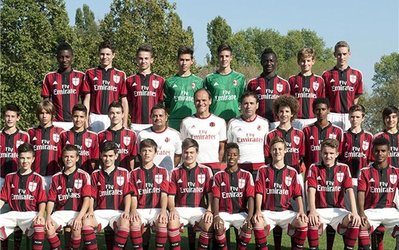 عکس روز | تبریک میلان به خاطر تولد ۱۳ سالگی اسطوره روسونری‌ها