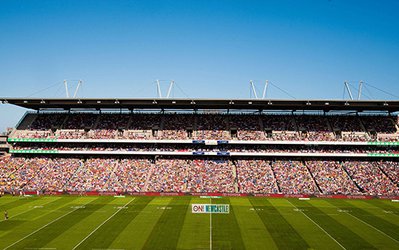 هجوم بیدها به ورزشگاه محل بازی ایران و امارات