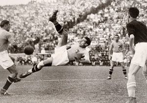 جام جهانی 1934|دیدار تیم های ایتالیا و چکسلواکی در جام جهانی 1934 در ورزشگاه رم. 10 ژوئن 1934. مدافع چکسلواکی (سمت راست) در برابر دو بازیکن ایتالیایی. ایتالیا این بازی را با حساب 2-1 در وقت های اضافه برد.