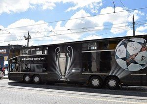 جام قهرمانی لیگ قهرمانان اروپا|اتوبوس حامل جام لیگ قهرمانان اروپا در مقصد نهایی خود به لیسبون می رسد.