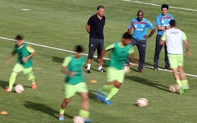 جلسه فنی کی‌روش با شاگردانش پیش از دیدار با هند