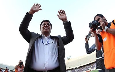 حاشیههای استقلال - ملوان | خوشوبش کرار با قلعهنویی در رختکن ملوان و تشویق مظلومی با شعار معروف