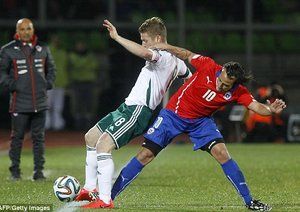 جورج لوئیس والدیویا|جنگ والدیویا با یار حریف برای گرفتن توپ.