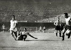 جام جهانی 1950|مهاجم برزیل، آدمیر، از سوی مدافع اروگوئه، رودریگز آندراده، با مقاومت روبرو می شود اما با جا گذاشتن ماتیاس گونزالس، ضربه ی خود را به سمت دروازه می کوبد. شوبرت گامبتا فقط نگاه می کند. آدمیر نتوانست در جام جهانی 1950 رکورد گلهای زده ی خود را به عدد 9 برساند.