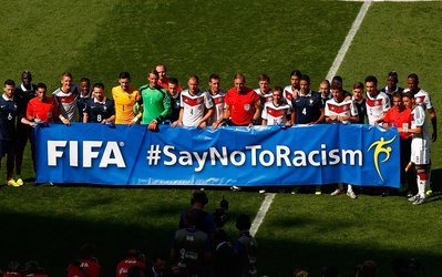 تاخیر سه دقیقه‌ای و خواندن پیام ضد نژادپرستی پیش از دیدار فرانسه - آلمان