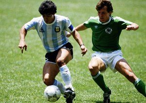 جام جهانی 1986|رویارویی دیگو مارادونا از آرژانتین و لوتار ماتئوس از آلمان حین دیدار تیمهای خود در جام جهانی 1986، 29 ژوئن، ورزشگاه آزتکا در شهر مکزیکو، مکزیک. آرژانتین 3-2 به پیروزی رسید.