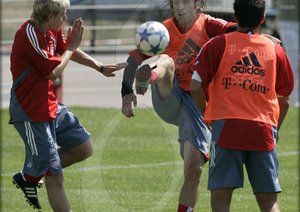 گالری تصاویر علی کریمی|علی کریمی بازیکن سابق بایرن مونیخ و مرد سال آسیا در سال 2004