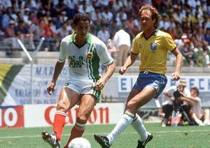 جام جهانی 1986|فالکائو از برزیل، فاوزی منصوری از الجزایر را تعقیب می کند. جام جهانی 1986 مکزیک.