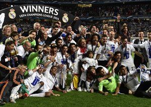 قهرمانی رئال|بازیکنان رئال مادرید دورتادور جام ، قهرمانی در لیگ قهرمانان اروپا را جشن می گیرند. آنها موفق شدند در این فینال با نتیجه ی 4-1 از سد اتلتیکو مادرید بگذرند.