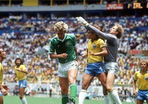 جام جهانی 1986|جام جهانی 1986، گوادالاراجا، مکزیک، 12 ژوئن 1986، برزیل 3 – ایرلند شمالی 0. دروازه بان برزیل، کارلوس، توپ را از بالای سر بازیکن ایرلندی، آلان مک دونالد، دفع می کند.