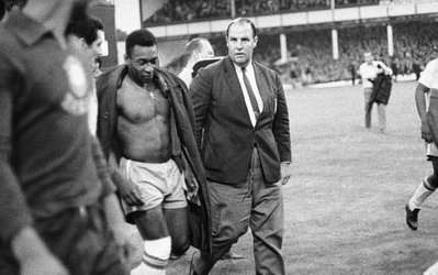 جام جهانی 2014 / 100 لحظه جذاب تاریخ جام جهانی 92_ جام جهانی 1966: پله مصدوم شد و میدان را ترک کرد)