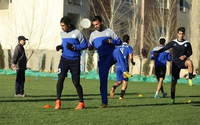 حاشیه‌های تمرین استقلال | قلعه‌نویی: حالا همه نگاه‌ها به استقلال است/ غیبت کرار، صادقی با تیم تمرین نکرد