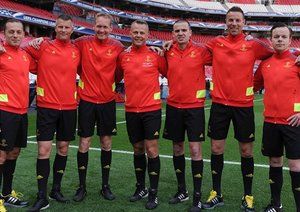 تیم داوری فینال لیگ قهرمانان اروپا|تیم داوری در زمین چمن، پیش از انجام دیدار فینال لیگ قهرمانان اروپا میان تیم ها رئال مادرید و اتلتیکو مادرید.