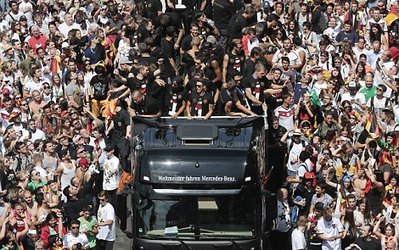 خلاقیت روز | اقدام جالب شرکت مرسدس بنز / آرم بنز چهارمین ستاره آلمان شد