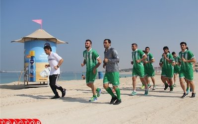 عکس روز | جوایز سرمربی تراکتورسازی به بازیکنان فعال در تمرینات تیم/  تمرین تراکتورسازان در ساحل خلیج فارس