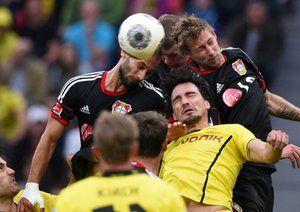 متز هومِلز|محاصره شدن هملس بین بازیکنان لورکوزن