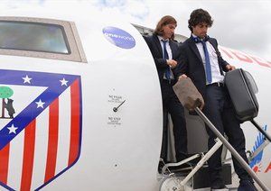 اولیویر تورس|اولیویر تورس از باشگاه اتلتیکو ماردید همراه با سایر هم تیمی ها برای دیدار در فینال لیگ قهرمانان اروپا برابر رئال مادرید، در فرودگاه شهر لیسبون از هواپیما پیاده می شود.