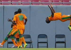 امانول مايوكا|شادمانی بازیکنان زامبیا بعد باز کردن دروازه ژاپن.