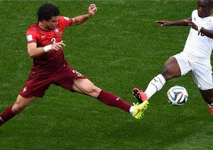 عبدالمجید واریس - په په|تقابل عبدالمجید واریس از غنا با بازیکن پرتغال،په په در میانه زمین.