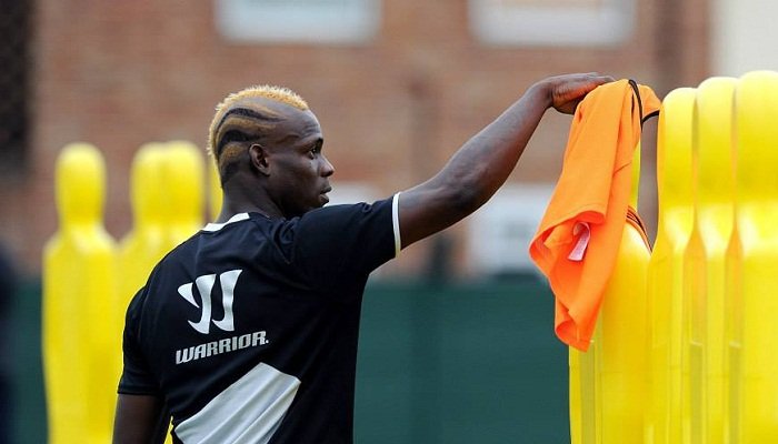 Balotelli - New Hairstyle 2 (Liverpool Training) (2014.09.25).jpg